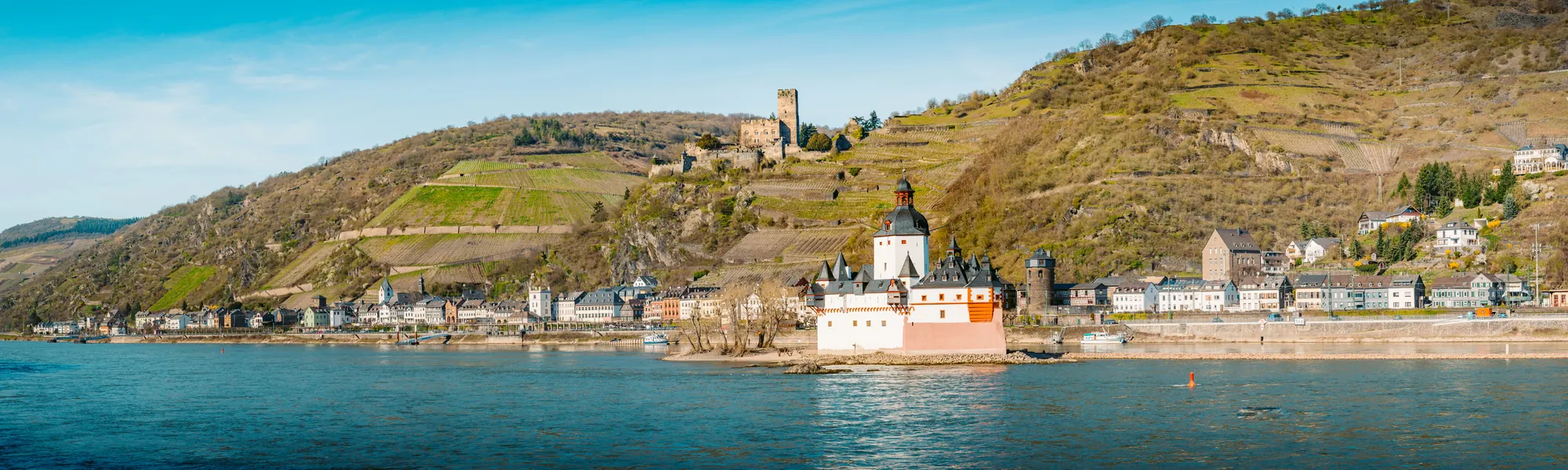 Burg Pfalzgrafenstein im Rhein bei Kaub, dahinter Burg Gutenfels