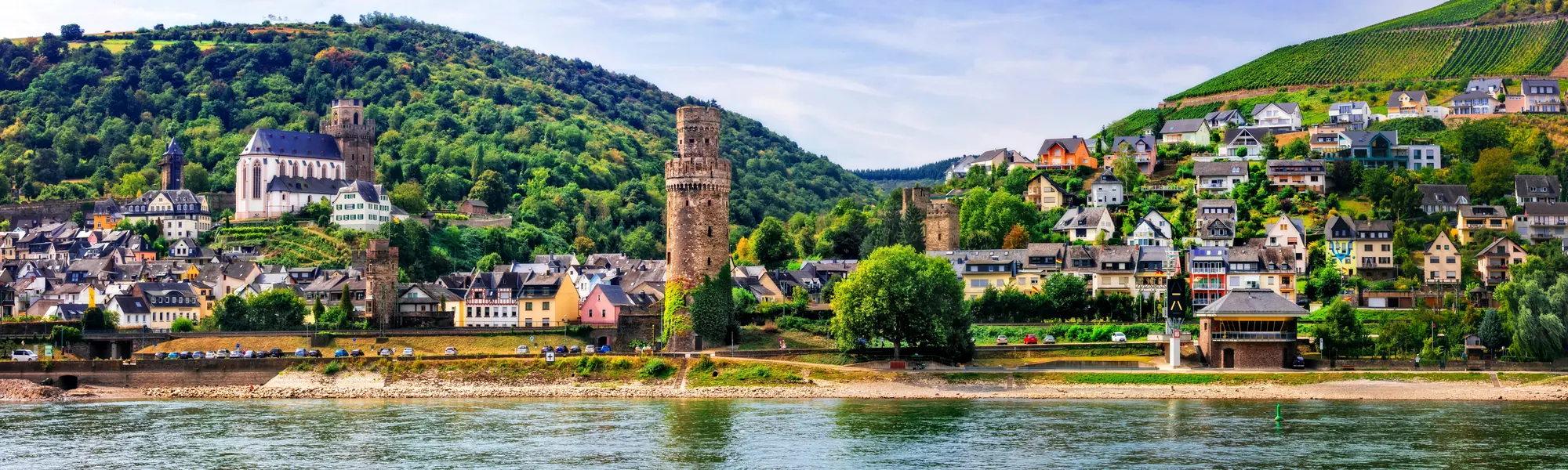 Uferzeile von Oberwesel am Rhein mit Ochsenturm