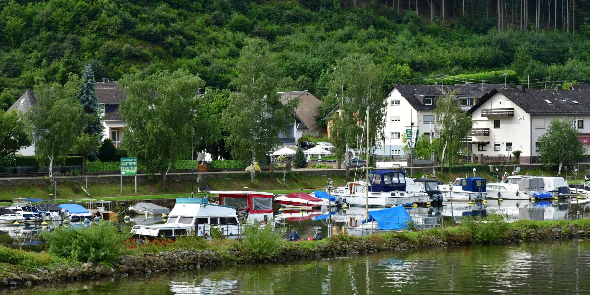Sportboothafen an der Mosel mit Motorbooten am Steg